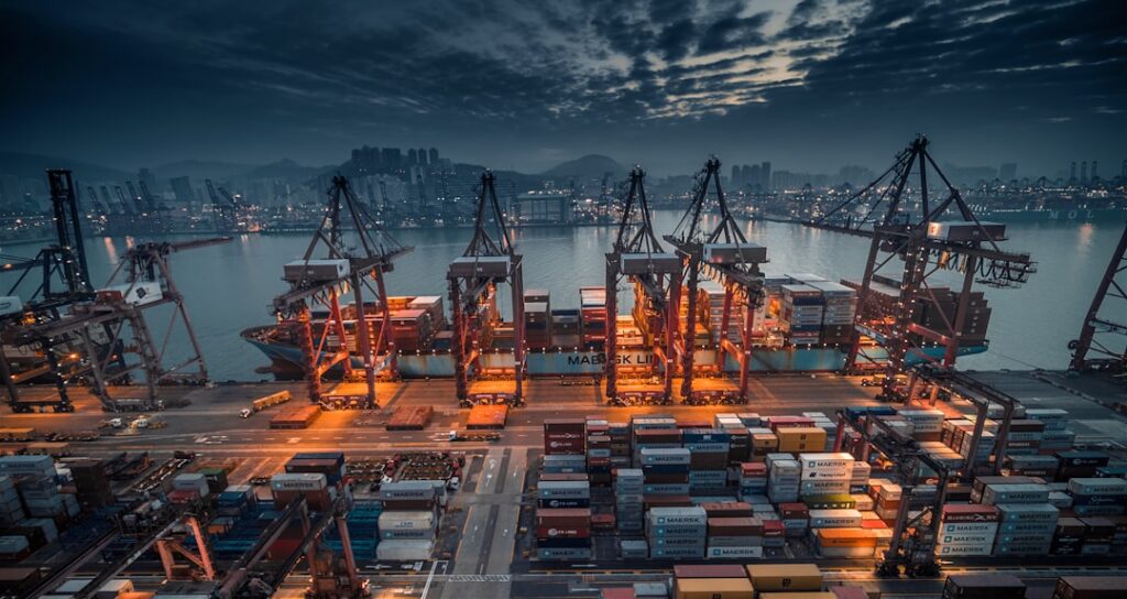 Puertos de Venezuela con contenedores y grúas en una terminal marítima automatizada