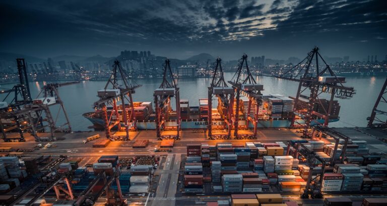Puertos de Venezuela con contenedores y grúas en una terminal marítima automatizada