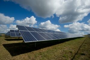 Paneles solares para generación de energía limpia vinculada a la expansión tecnológica de Bia Energy