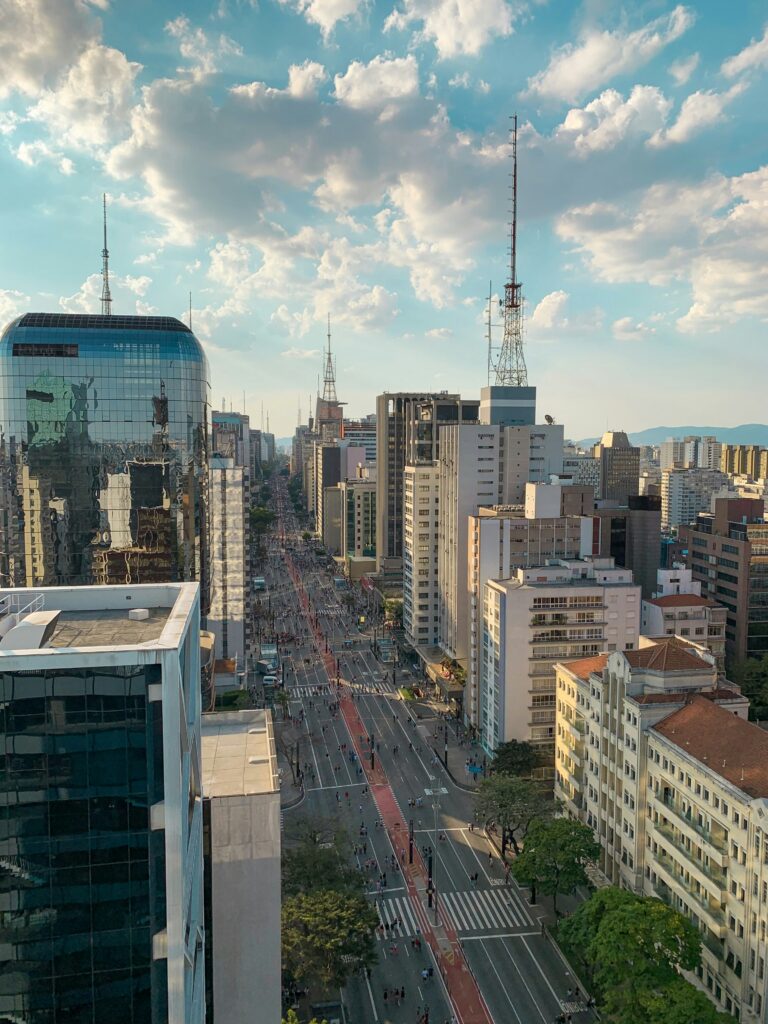 Vista urbana de São Paulo que ilustra la expansión de Databricks Brasil