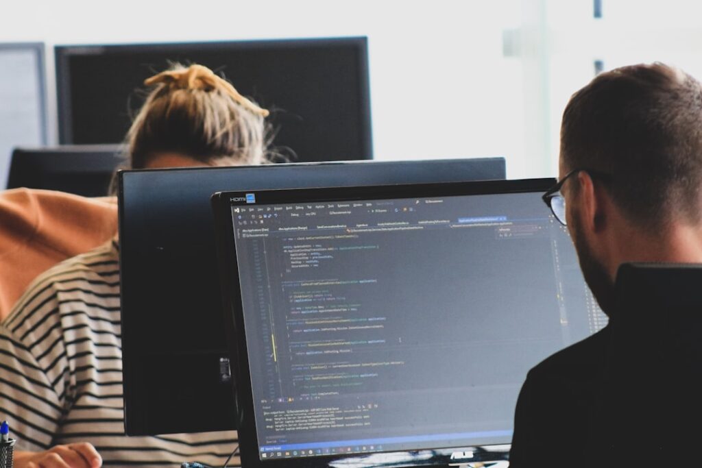 Equipo de desarrollo trabajando en software empresarial con inteligencia artificial