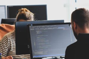 Equipo de desarrollo trabajando en software empresarial con inteligencia artificial