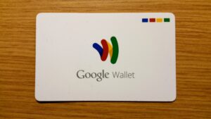 Tarjeta de pago digital junto a un teléfono inteligente, imagen representativa de servicios fintech y pagos internacionales