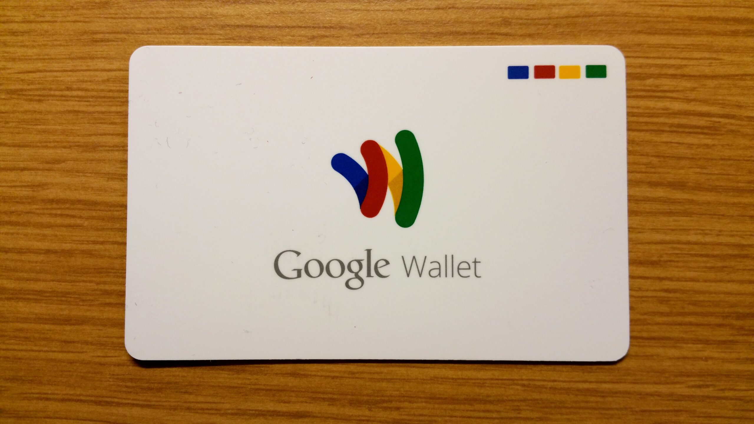 Tarjeta de pago digital junto a un teléfono inteligente, imagen representativa de servicios fintech y pagos internacionales