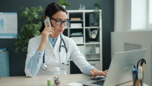 Médico utilizando herramientas digitales para coordinar la atención y las citas de pacientes