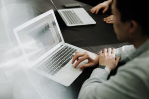 Profesional trabajando con laptop en una oficina, imagen para noticia sobre legaltech e inteligencia artificial para abogados