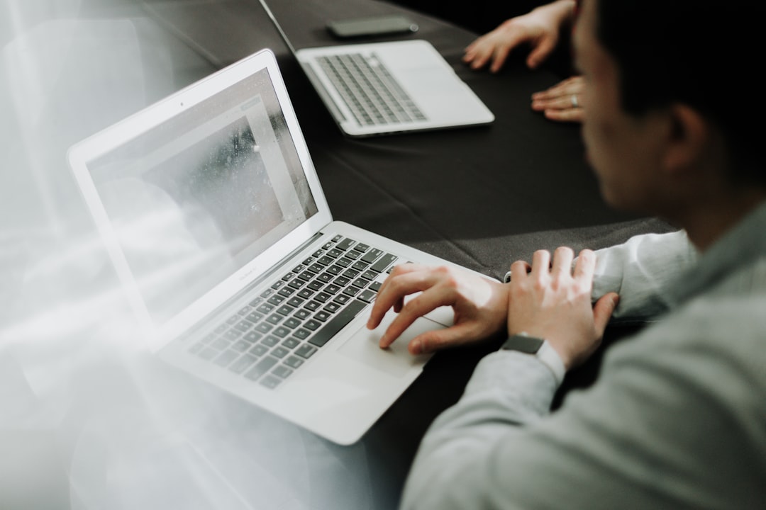 Profesional trabajando con laptop en una oficina, imagen para noticia sobre legaltech e inteligencia artificial para abogados