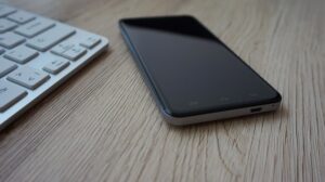 Smartphone sobre un escritorio, imagen ilustrativa de NetUno Voz y la telefonía fija desde el celular