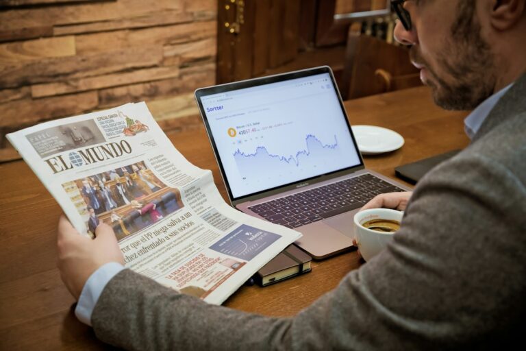 Periodista trabajando con un ordenador portátil, imagen sobre inteligencia artificial y periodismo en Latinoamérica