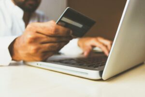 Persona realizando una operación digital desde un portátil, imagen relacionada con banca digital y Revolut Argentina