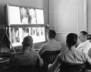 Profesionales médicos revisando radiografías en un entorno de diagnóstico por imágenes
