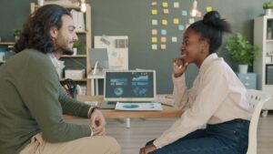 Profesionales analizando información en una oficina, imagen sobre selección de talento y portal de empleo con inteligencia artificial