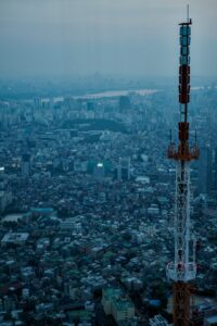 Torre de telecomunicaciones sobre una ciudad, imagen representativa de la expansión 5G en Colombia