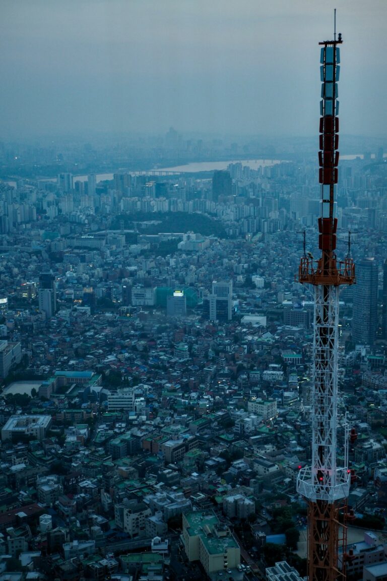 Torre de telecomunicaciones sobre una ciudad, imagen representativa de la expansión 5G en Colombia