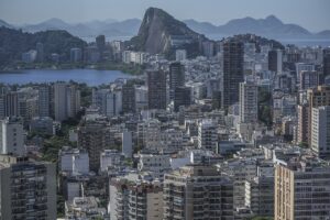 Vista urbana de Río de Janeiro para ilustrar el impacto económico de la inteligencia artificial en América Latina