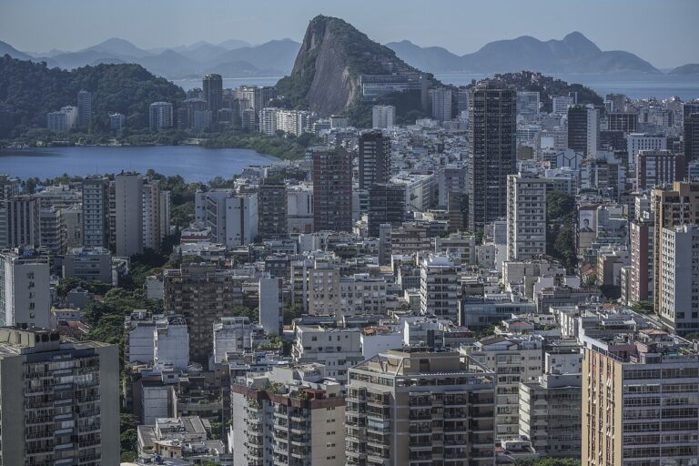 Vista urbana de Río de Janeiro para ilustrar el impacto económico de la inteligencia artificial en América Latina
